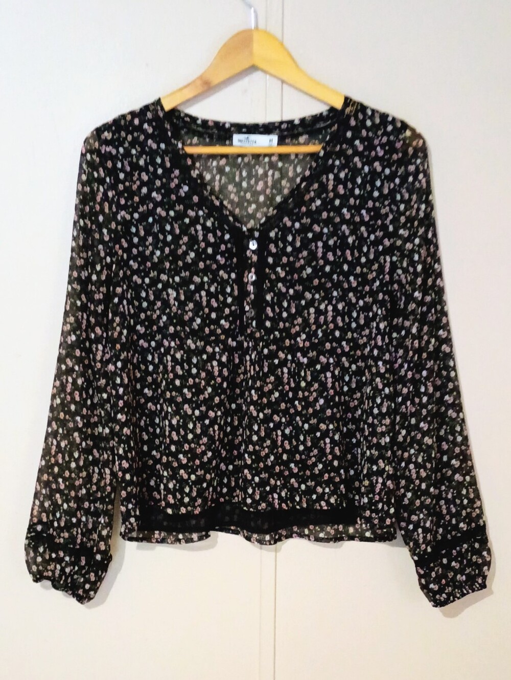 **NWOTS** "Hollister" Black  Ditsy Floral CottageCore Babydoll Lace Blouse. M.